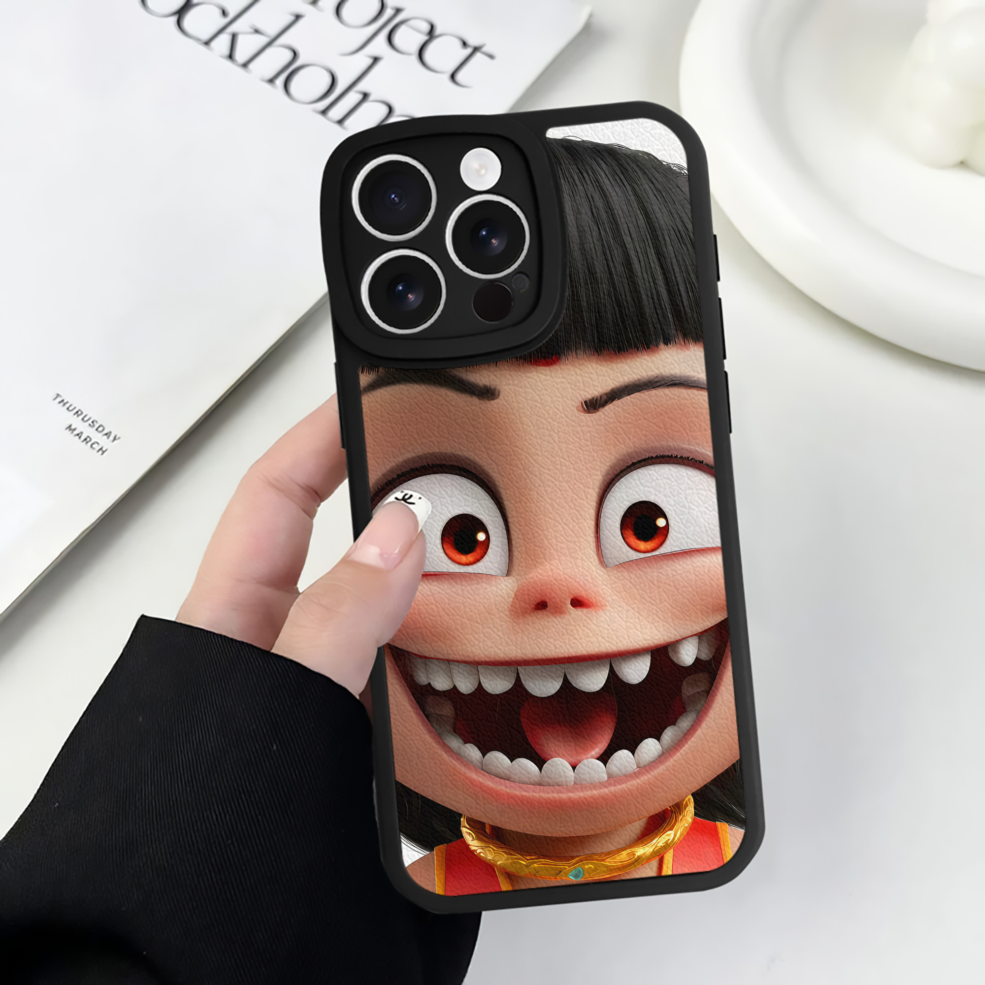 （画像用） Ne Zha 2 ナタ 魔童の大暴れ 【iPhone 16シリーズ対応】シリコンスマホケース（レザー調） 材質：シリコン